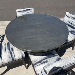 Dining table and 4 Chairs