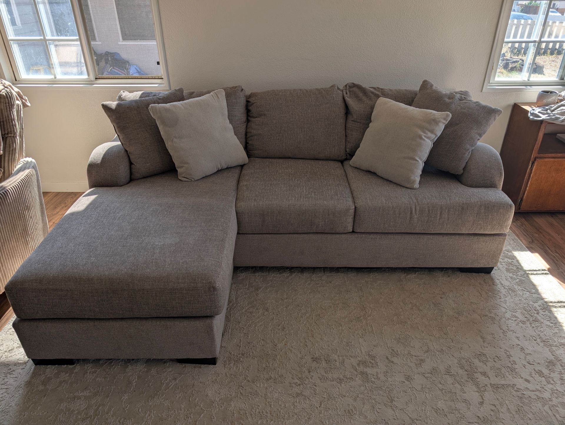 Sectional sofa with chaise