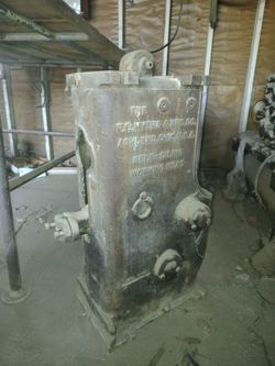 Oil dispenser from the 1920S