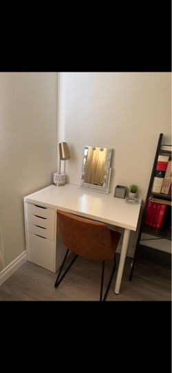 Make up vanity includes the light mirror