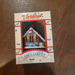 Vtg Westmar Christmas Moments Santa Stable with Reindeer Collectible
Ornament. New, in the box. Never been used. Never taken out of the box.
Materia