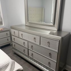 Dresser With Mirror/ NO SCAMS/ CASH ONLY
