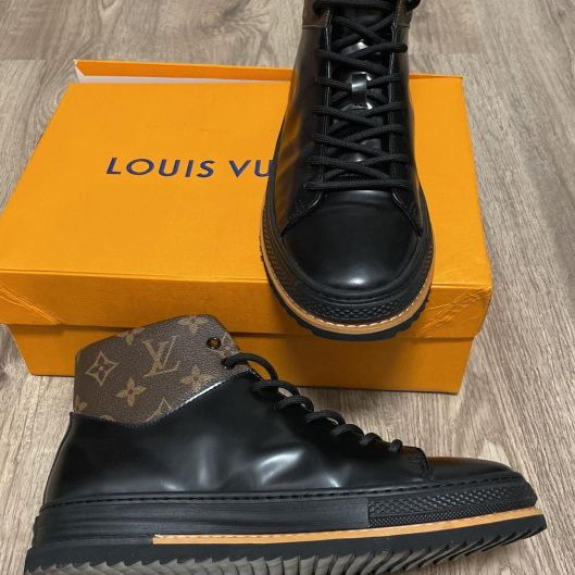 LV Louis Vuitton men shoes.. 7 1/2 very nice formal/casual for Sale in  Chula Vista, CA - OfferUp