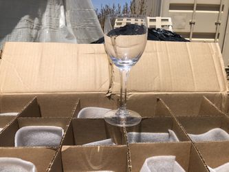 18 Wine Glasses Brand New