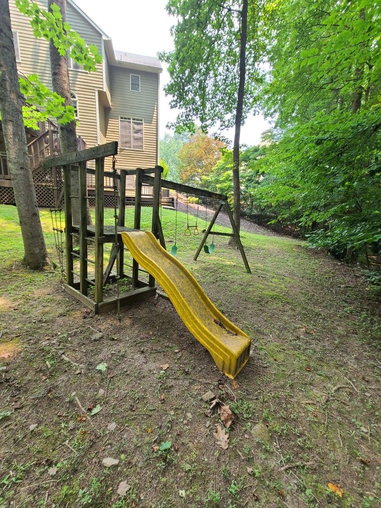 Free Swing Set - GREAT Condition!