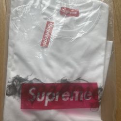 Surpreme Shirt Size Medium 