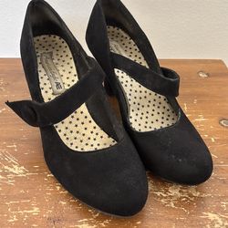 10 cash size 8.5 near AV College black pumps suede