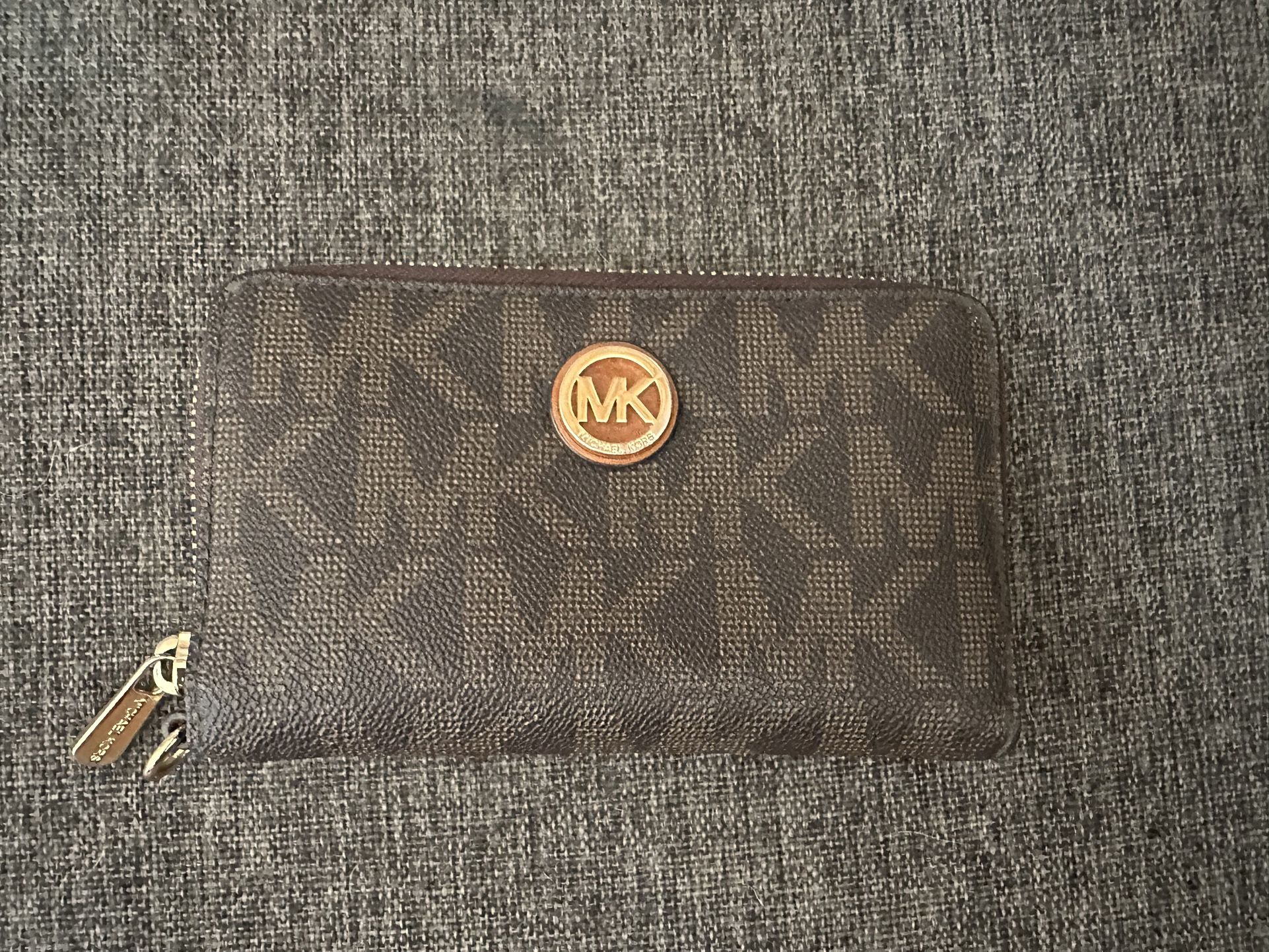 EUC Michael Kors ZIP WALLET