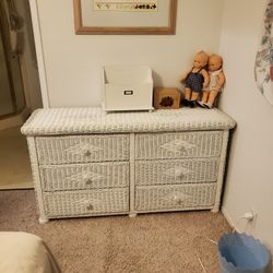 Beautiful White Wicker Dresser..6 Large Drawers Easy Slide In Hardware...Size 54x28..would Go Great In Anyroom...Like NEW!