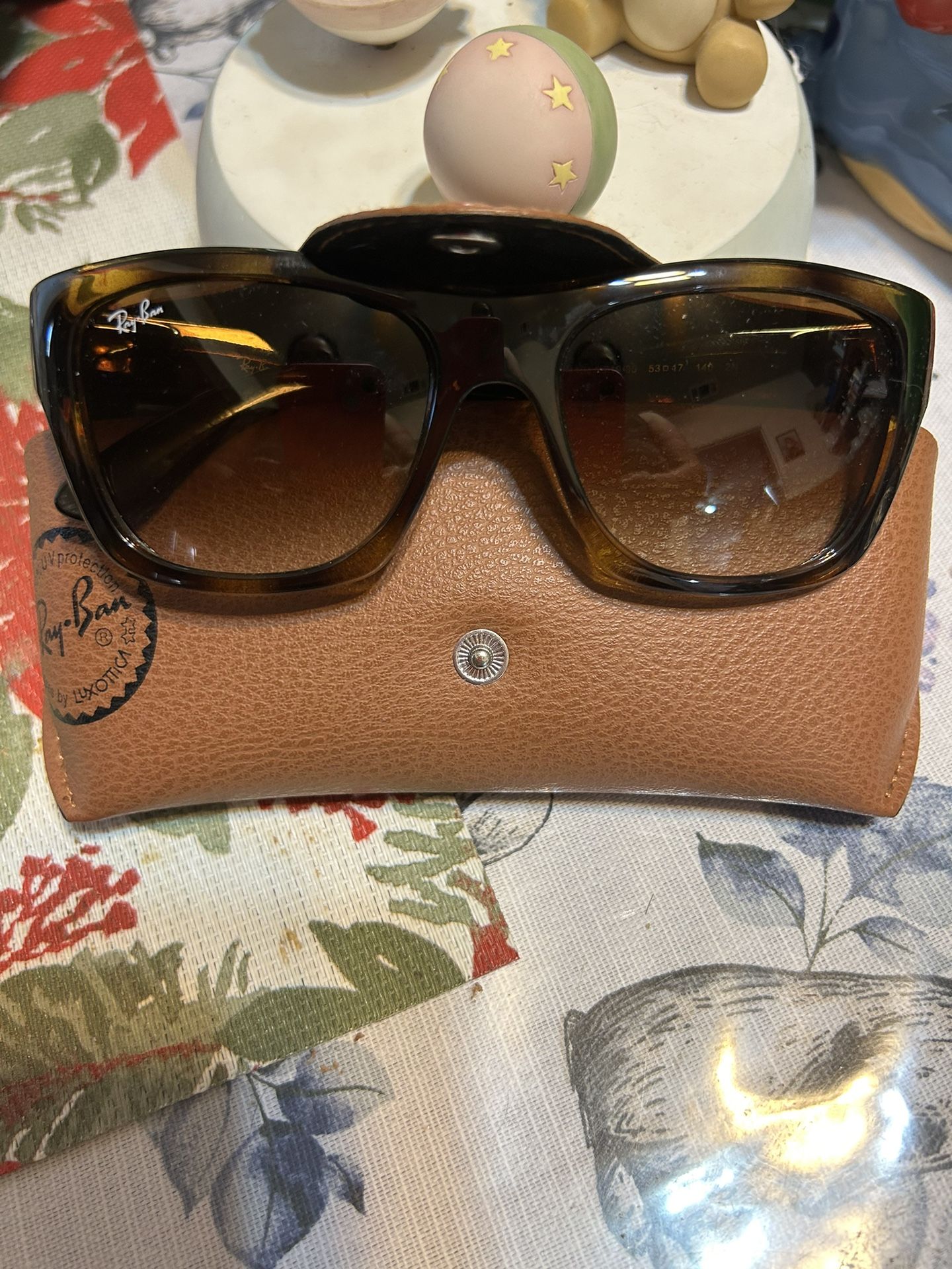 Rayban Tortoise Shell Sunglasses Used Once Clothing display picture 3