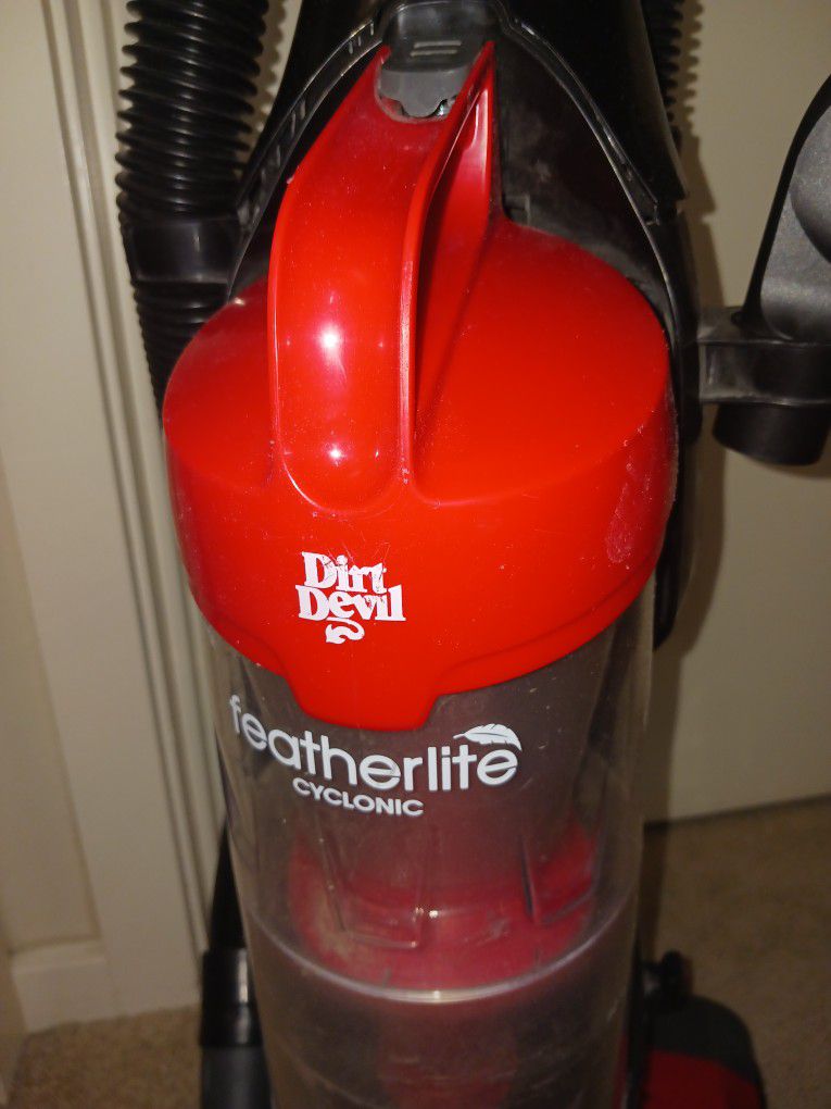 Dirt Devil Featherlite Cyclonic Ultra, Rinseable Filter With 5 Floor Settings + Dirt Double. Clean Path Edge