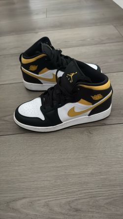 Air Jordan 1 Mid Black University Gold