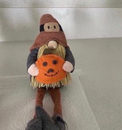 HALLOWEEN GNOME HOLDING A PUMPKIN
