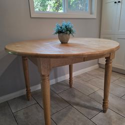 Dining Table.  Perfect For Kitchen Nook