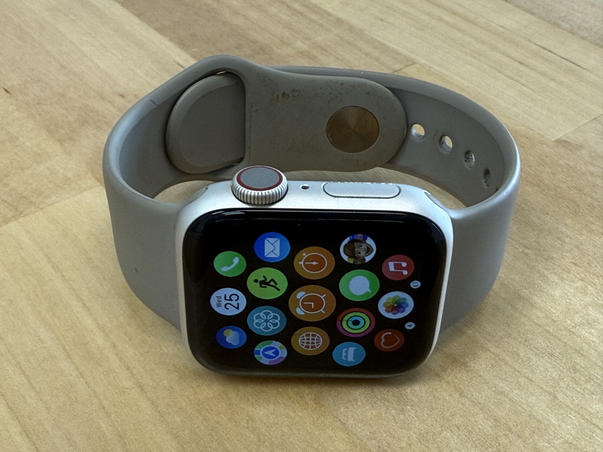 Like New Apple Watch Series 6 40MM GPS + Cellular.