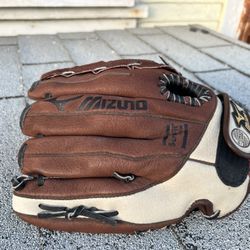 Mizuno  Right Hand Throw Baseball Glove 11.5” 