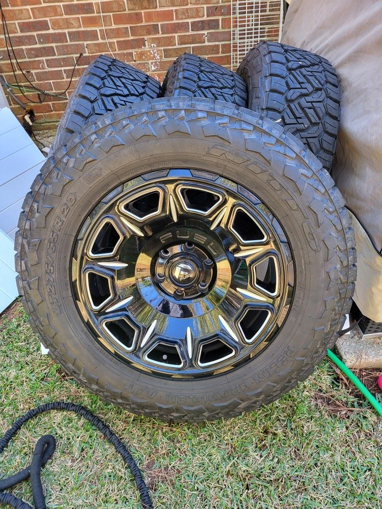 Fuel Vengeance Wheels And Nitto Recon Grappler 275 65r20 Tires