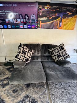 * Like New * Ashley furniture 1pc reclining love seat ( Free Delivery )