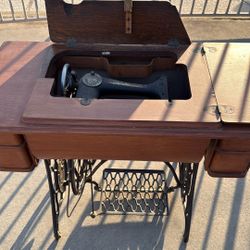 Antique Singer Sewing Machine Circa 1920