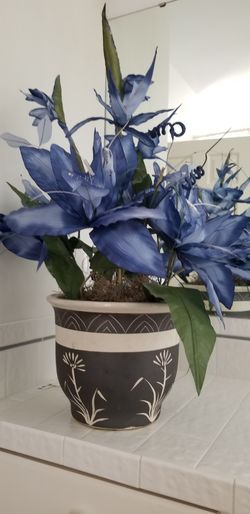 BrandNew Beautiful silk flower's H 33" X W 24" vases H 10" X W 12"