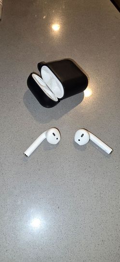 Apple AirPods with Charging Case