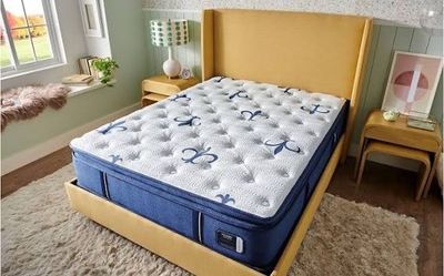 Stearns & Foster Studio Collection mattress and ease power base