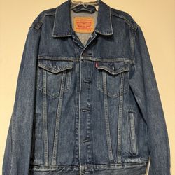 Levi’s Jean Jacket Size Medium Men Used Good Conditions 