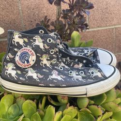 Girls 🦄 Converse Size 5