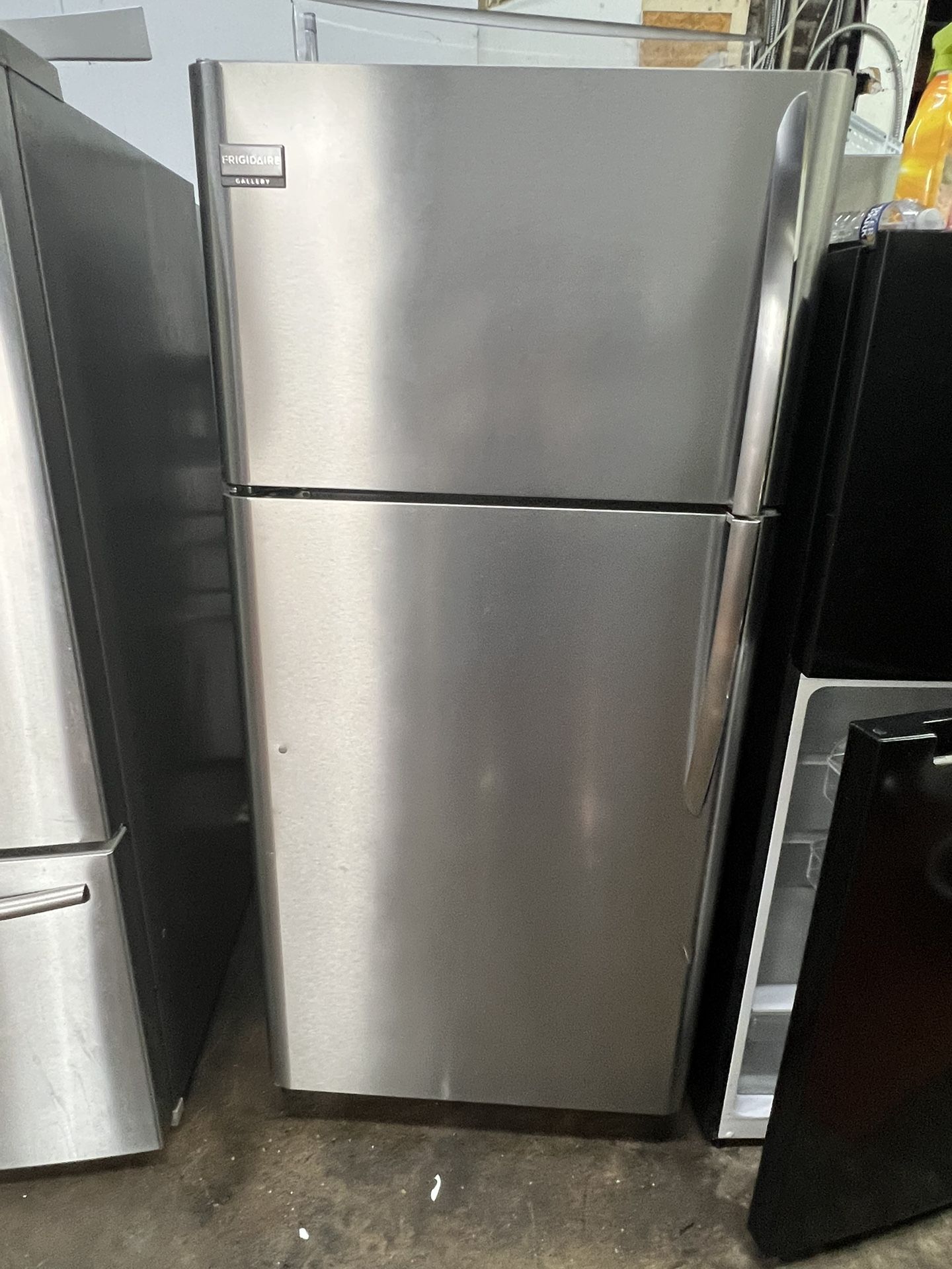 Frigidaire 30 inch W’ stainless steel refrigerator/Nevera