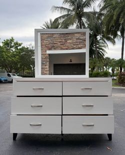 BEDROOM DRESSER  WITH MIRROR 6 DRAWERS WHITE COLOR IN EXCELLENT CONDITION By CROWN MARK
