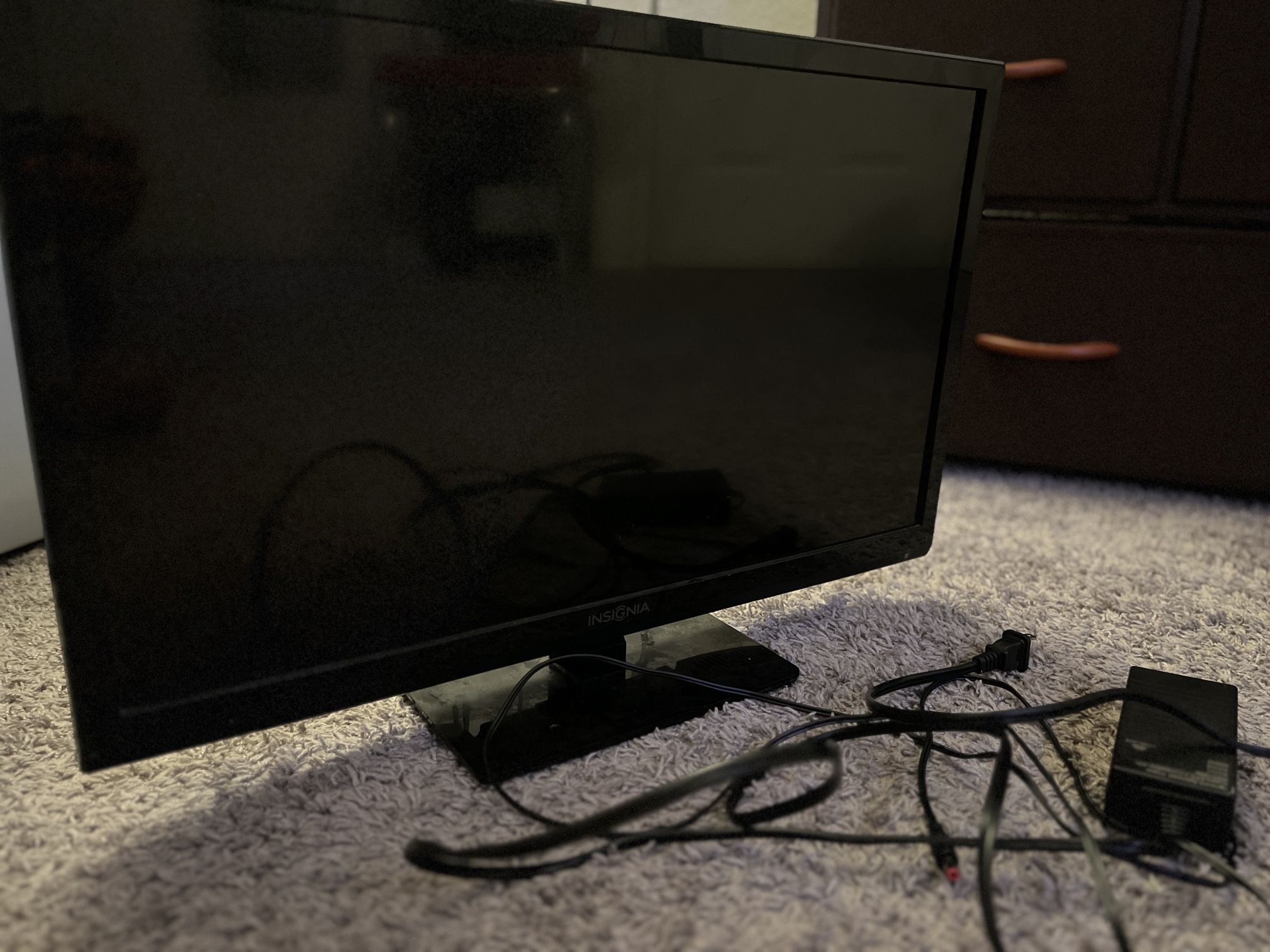 24” INSIGNIA TV (DVD Combo)