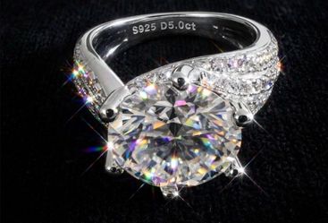 Brand-new 5-carat moissanite ring, size 7 – S925 sterling silver (5.0 ct, D color) – Unworn + Box