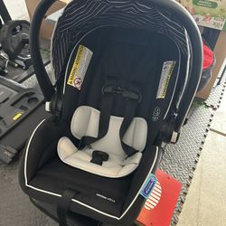 Graco Snugride Lite LX car seat with two base