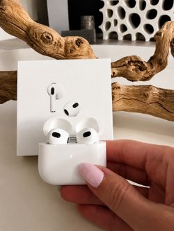 Apple AirPods 3rd Generation w/ MagSafe Charging Case – Excellent Condition