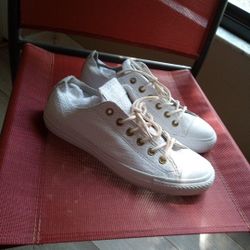 White Converse. Almost New. Barely Worn 