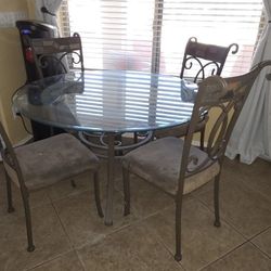 Table/Chairs And Bar Stools 