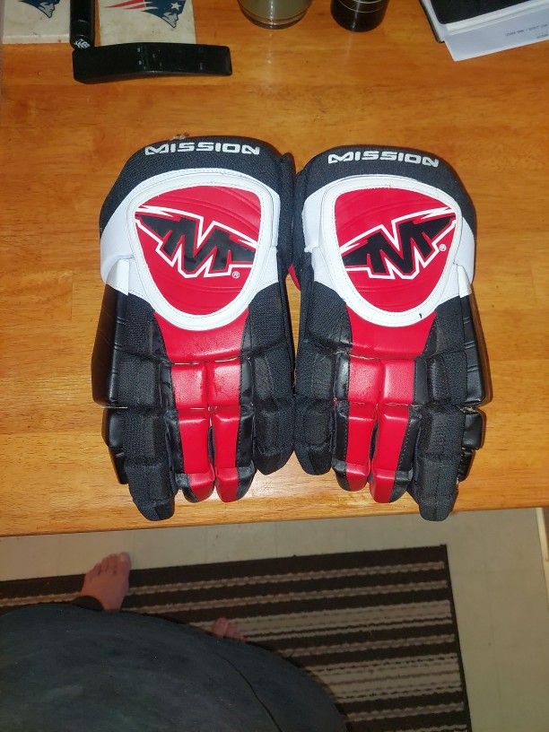 Like New: MISSION WICKED 5 HOCKEY GLOVES