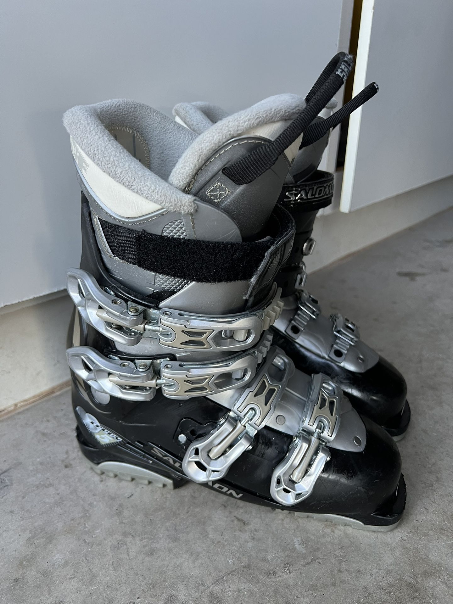 Salomon Ski Boots Women’s 8