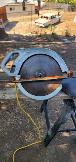Makita 16 5/16" 5492 Circular Saw.