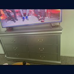 Platinum 6-Drawer Dresser – Modern Louis Philippe Style (Perfect Condition) 