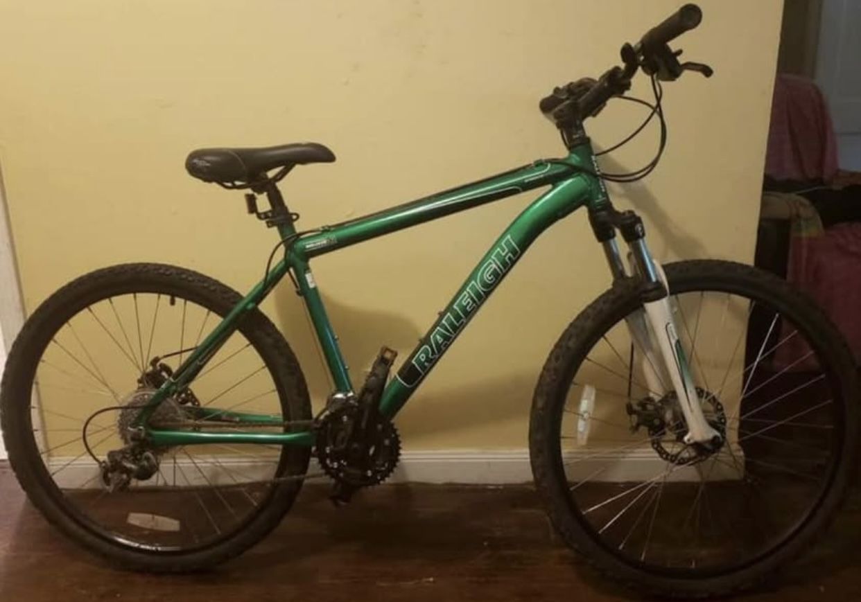 Higher quality Raleigh Mountain Bike, BEAUTIFUL Color! $195 FIRM. Size 18/Med.