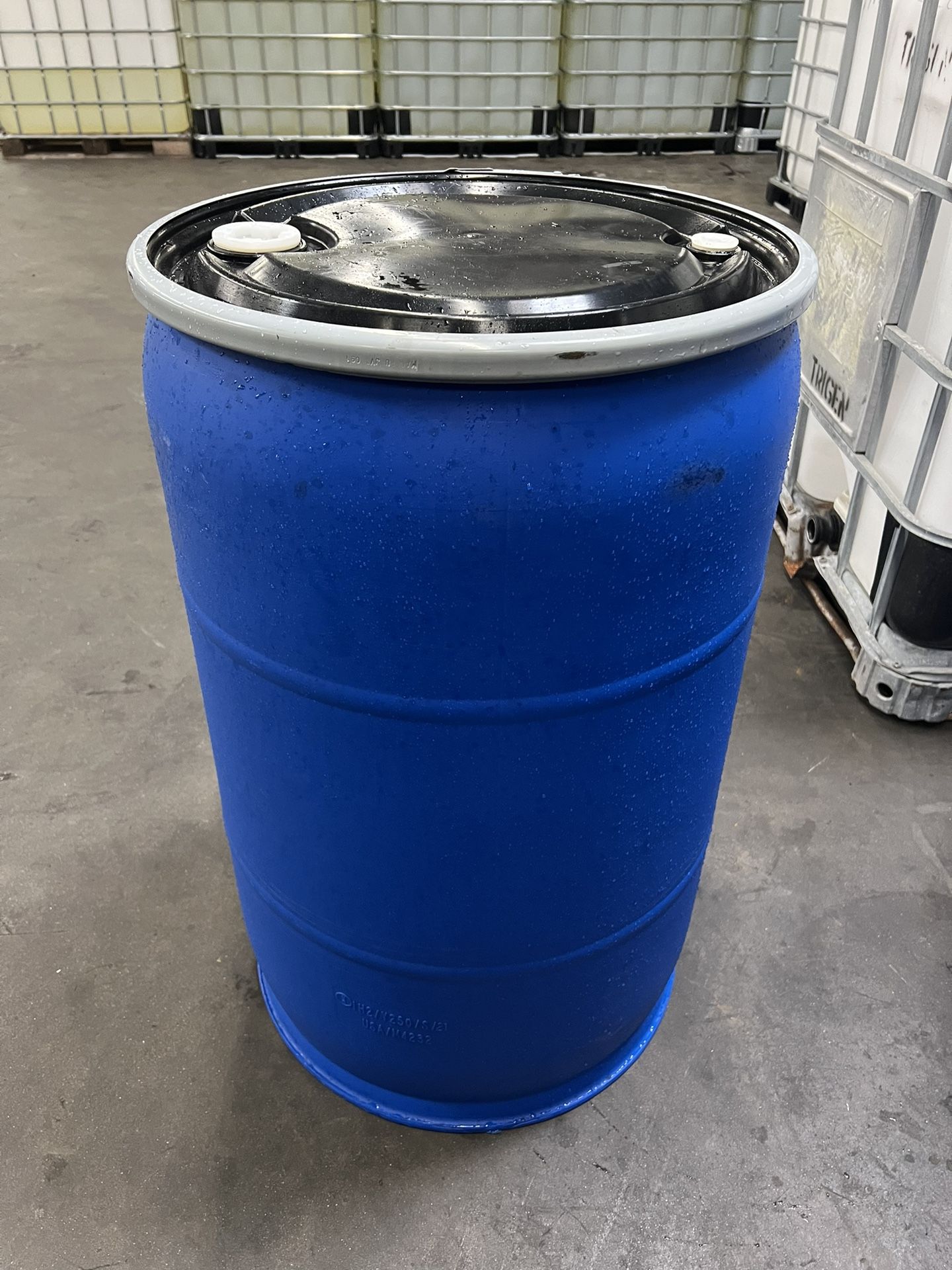 55 GALLON PLASTIC DRUM WITH REMOVABLE LID AND CLAMP for Sale in Compton