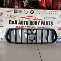 2017 2018 2019 2020 2021 2022 2023 Maserati Levante Front Bumper Center Grille Grill Original Used OEM *Small Crack*
