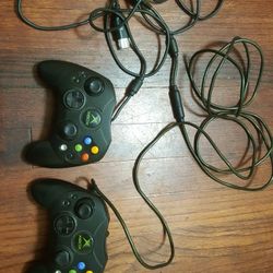 2 Xbox Controller S. WIRED IN GOOD SHAPE