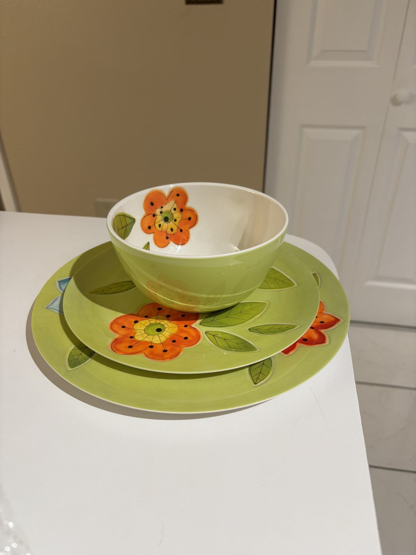 Beautiful Melamine Dinner Ware 16 Pcs , Two Colors