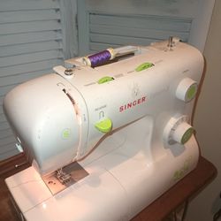 Singer Esteem II Sewing Machine With Pedal