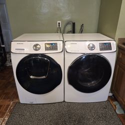 LG Washer and Dryer (Good Condition)
///
 Lavadora y secadora LG (Buenas Conditiones)