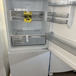 Hisense 17.2-cu ft Counter-Depth 32-in Wide Bottom-Freezer Refrigerator White ) ENERGY STAR Certified