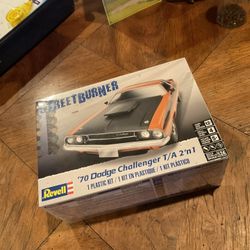 Revell Model Car 70 Dodge Challenger T/A 1/24 Scale