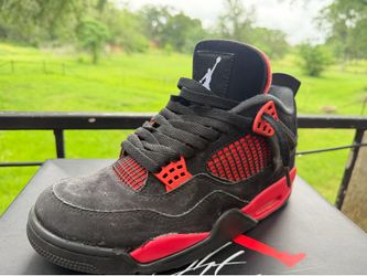 Jordan 4 Thunders size 9